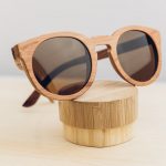 lunettes de soleil rondes en bois