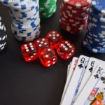 Jetons et cartes pour une soirée style casino