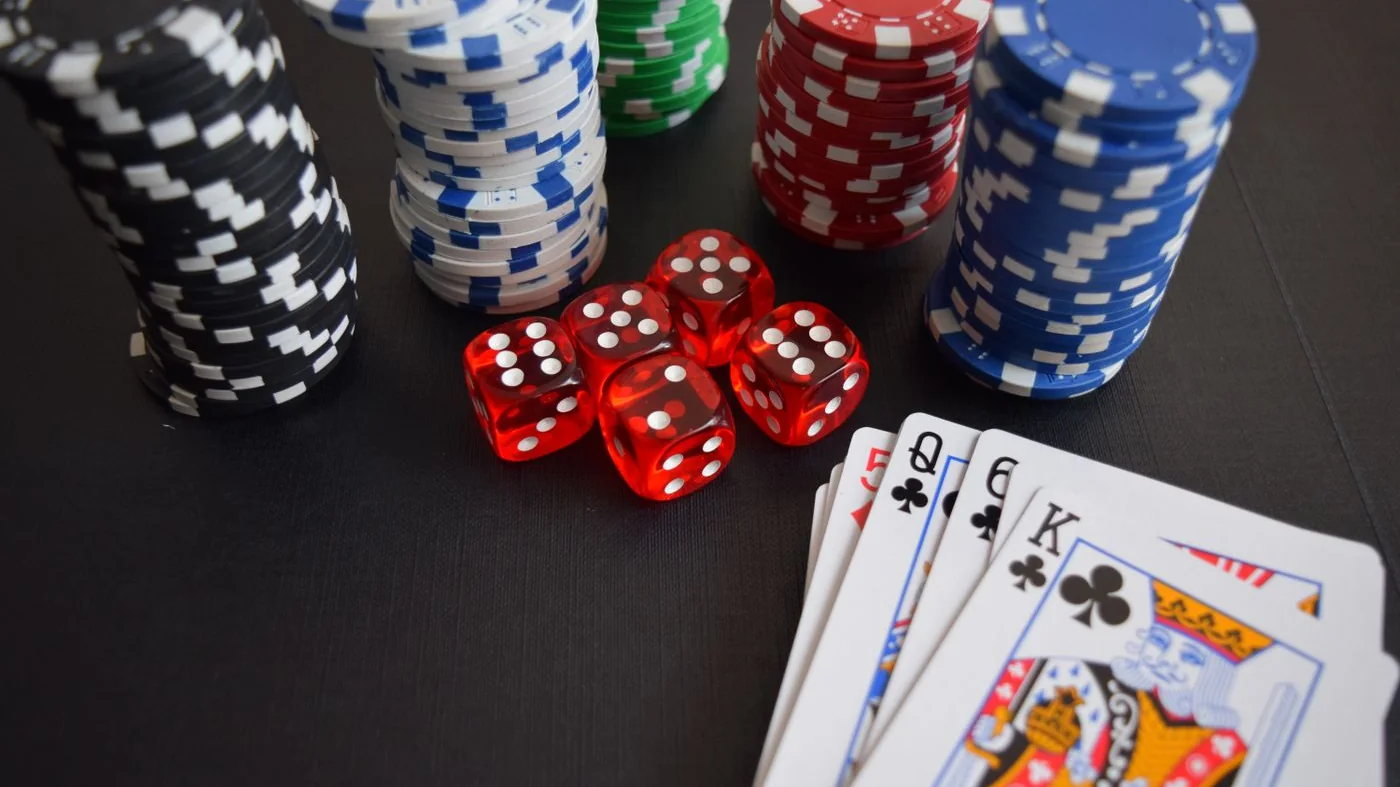 Jetons et cartes pour une soirée style casino