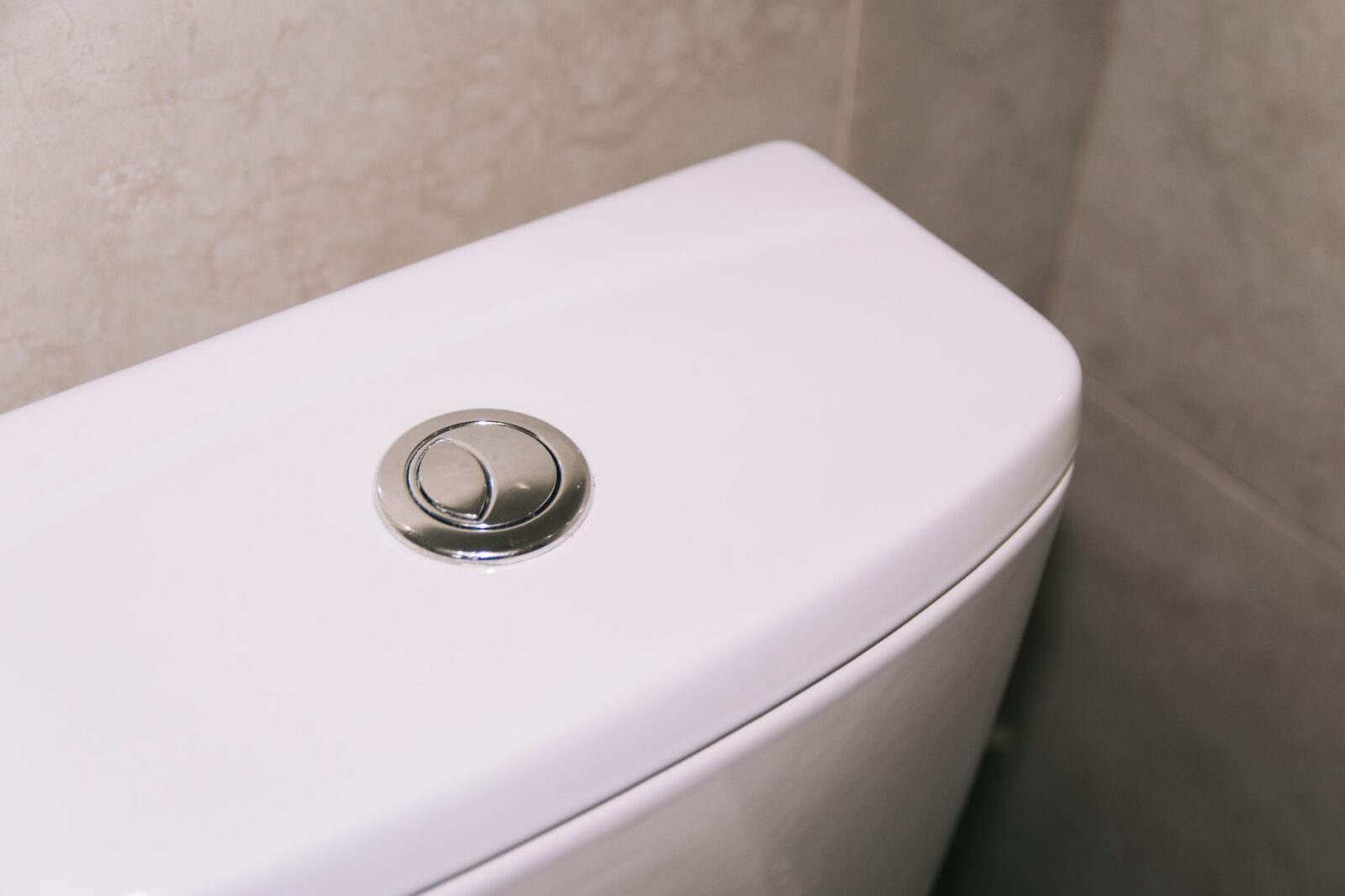 Fuite de chasse d’eau : les signes à vérifier avant de remplacer tout le mécanisme